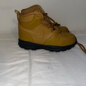 Nike Kids  manía boys size12.c Camel Athletic Qutdoor Brown and Black Boots